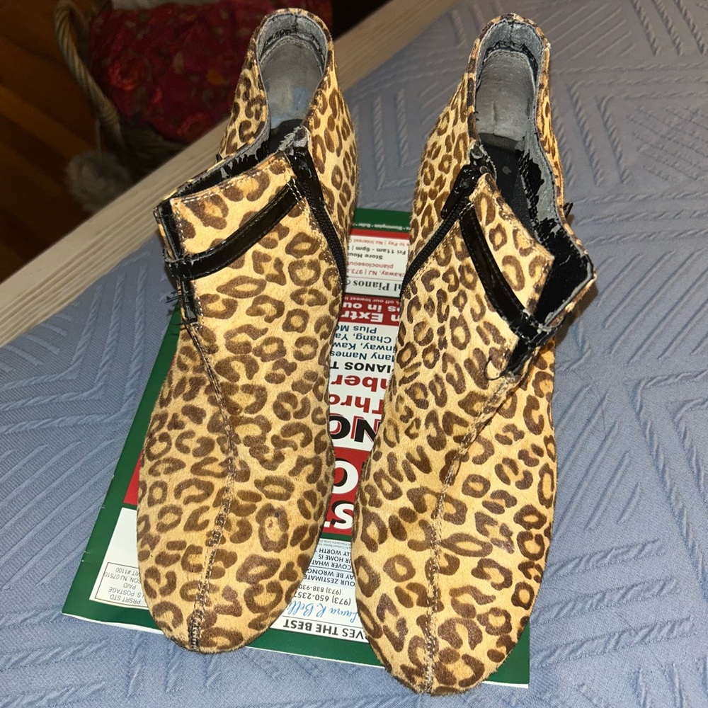 AEROSOLES Leopard Print Ankle Booties Size 9.5